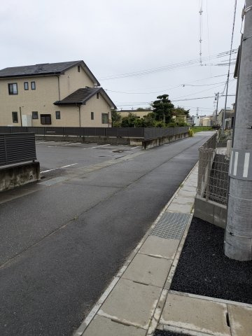 【いわき市泉町下川第9】　1号棟　※必ずもらえる選べるキャンペーン実施中！の前面道路含む現地写真|◆外壁仕上げ材は窯業系サイディング。裏面に付着した汚れが、雨水によって流れ落ちやすい「防汚機能付きサイディング」を採用。外壁の美しさが長持ちします♪