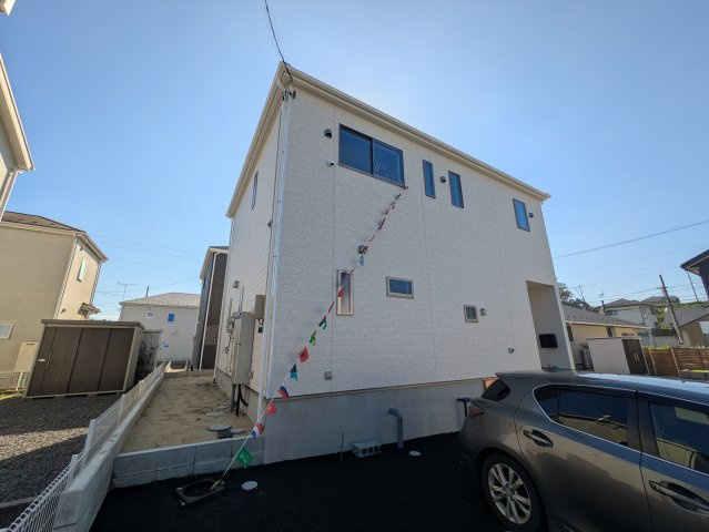 【平豊間第9】　全2棟／2号棟　＜ご成約特典として人気家電プレゼント中♪＞の前面道路含む現地写真|外壁仕上げ材は窯業系サイディング。裏面に付着した汚れが、雨水によって流れ落ちやすい「防汚機能付きサイディング」を採用。外壁の美しさが長持ちします♪
