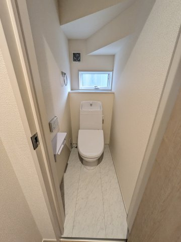 【平下平窪3期／全3棟　2号棟】平第四小・第一中　長期優良住宅のトイレ|◆トイレの写真です◆
便器にフチがないので汚れが隠れて見えない部分がありません。 お手入れがとってもラクラクです♪　一階、二階にそれぞれトイレがございますので、ご家族の多い方でも安心ですね♪

