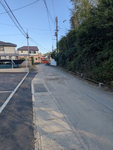 【いわき市内郷高坂町1丁目第10／2号棟】　3台駐車OK☆開放感のある間取りの3LDK物件！の前面道路含む現地写真|外壁仕上げ材は窯業系サイディング。裏面に付着した汚れが、雨水によって流れ落ちやすい「防汚機能付きサイディング」を採用。外壁の美しさが長持ちします♪