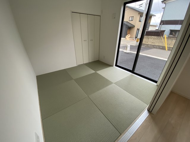 【いわき市小名浜大原第10／全3棟3号棟】　共働きの家族に住みやすい環境♪の和室|同施工　■□■和室の写真です■□■　
ご家族のお昼寝スペースとしても活躍しそうです。