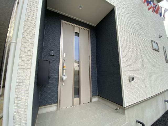 【いわき市小名浜大原第10／全3棟3号棟】　共働きの家族に住みやすい環境♪の玄関|同施工　◆玄関の写真です◆
お洒落な玄関からの外出は気分が良いですね♪　　玄関床タイルは、掃除がしやすく、表面はノンスリップ仕上なので、雨の日 もすべりにくくて安心です。




