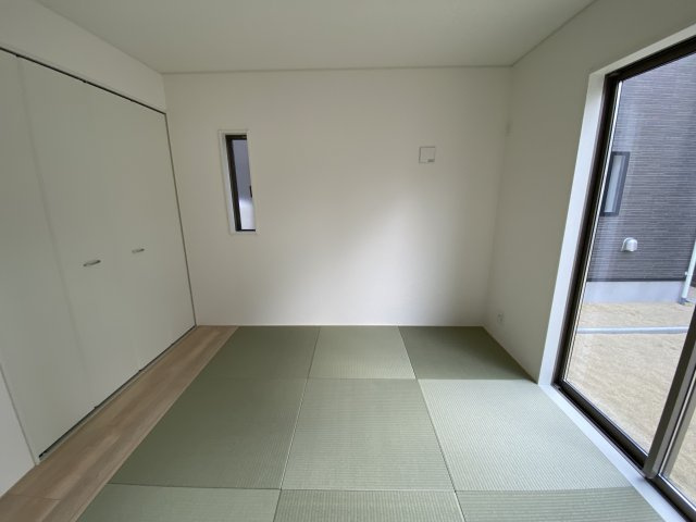 【いわき市小名浜大原第10／全3棟2号棟】　共働きの家族に住みやすい環境♪の和室|同施工　■□■和室の写真です■□■　
ご家族のお昼寝スペースとしても活躍しそうです。