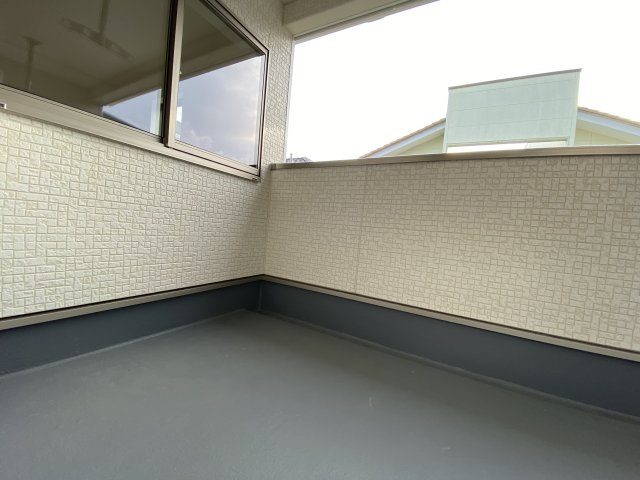 【いわき市小名浜大原第10／全3棟2号棟】　共働きの家族に住みやすい環境♪のバルコニー|同施工　■□■バルコニーの写真です■□■　お布団など大きいものも、充分に干せる広さがございます。