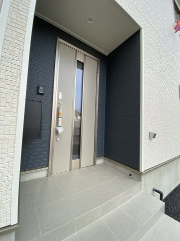 【いわき市小名浜大原第10／全3棟2号棟】　共働きの家族に住みやすい環境♪の玄関|同施工　■□■玄関の写真です■□■　
お洒落な玄関はお客様からも喜んでいただけそうですね！！