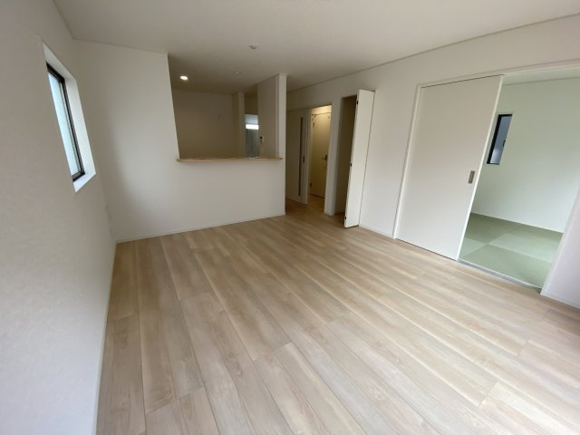 【いわき市小名浜大原第10／全3棟2号棟】　共働きの家族に住みやすい環境♪の居間・リビング|同施工　■□■リビングの写真です■□■　広いリビングで快適に、ゆったりと過ごせますね♪