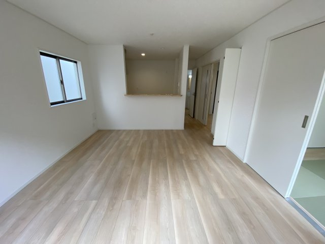 【いわき市小名浜大原第10／全3棟2号棟】　共働きの家族に住みやすい環境♪の居間・リビング|同施工　■□■リビングの写真です■□■　家族団らんの時間が増えそうなリビングですね。