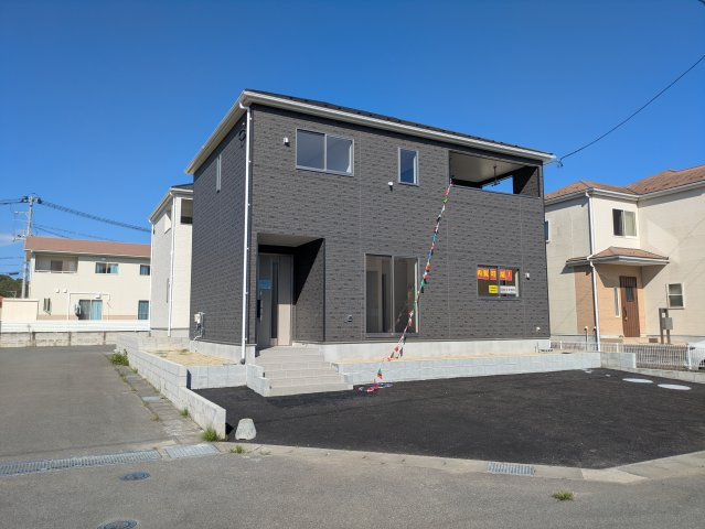 【平豊間第9】　全2棟／1号棟　＜ご成約特典として人気家電プレゼント中♪＞の前面道路含む現地写真|同施工　外壁仕上げ材は窯業系サイディング。裏面に付着した汚れが、雨水によって流れ落ちやすい「防汚機能付きサイディング」を採用。外壁の美しさが長持ちします♪