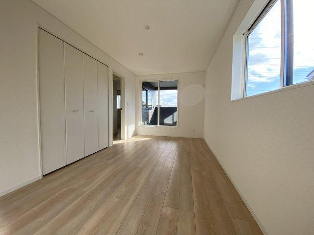 【中岡町第7】　全4棟／4号棟　＜期間限定キャンペーン開催♪＞の洋室|同施工　木の温もりがナチュラルでくつろげる空間ですね。