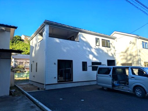 【いわき市内郷高坂町1丁目第10／1号棟】　4台駐車OK☆開放感のある間取りの4LDK物件！の前面道路含む現地写真|同施工　外壁仕上げ材は窯業系サイディング。裏面に付着した汚れが、雨水によって流れ落ちやすい「防汚機能付きサイディング」を採用。外壁の美しさが長持ちします♪