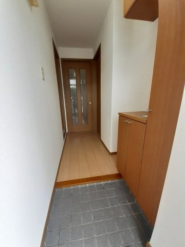 メープル焼山　Ｃの玄関|収納もある玄関です