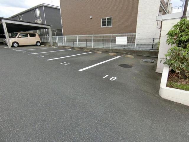 カーサあんとく弐番館の駐車場