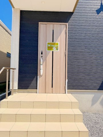 久喜市久喜東4丁目10期　全13棟　3号棟の玄関|手すり付きは安心ですね！