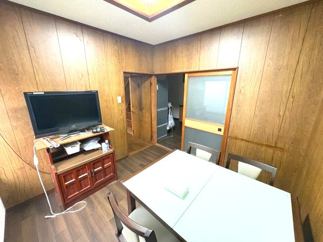 若松町2丁目戸建の洋室