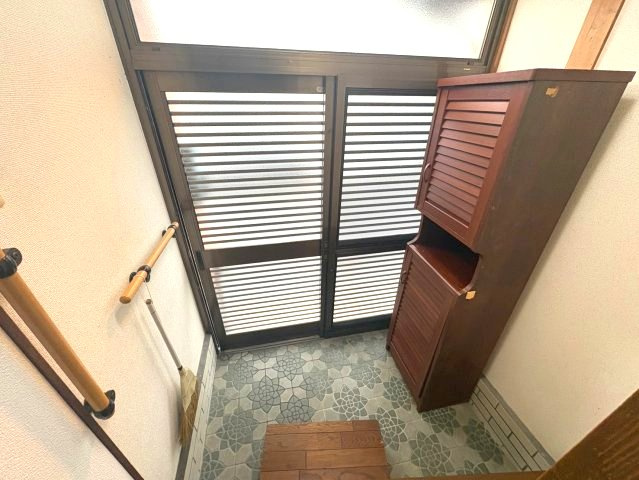 若松町2丁目戸建の玄関