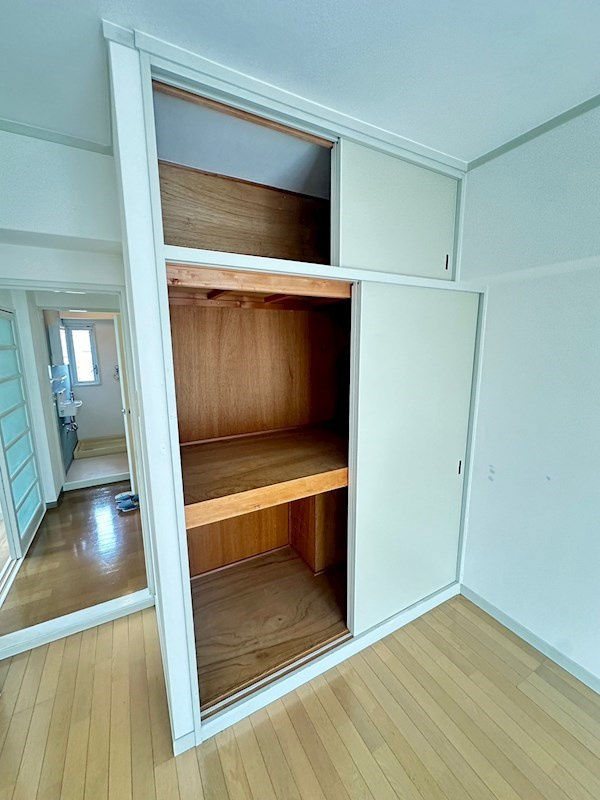白い小さなマンション六甲の収納