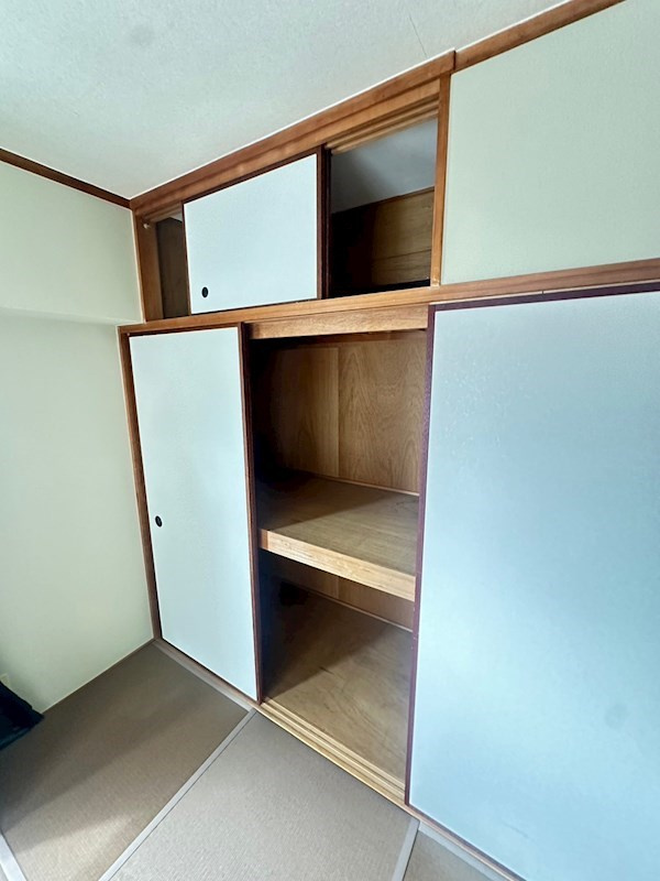 白い小さなマンション六甲の収納