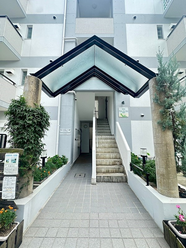 白い小さなマンション六甲のエントランス