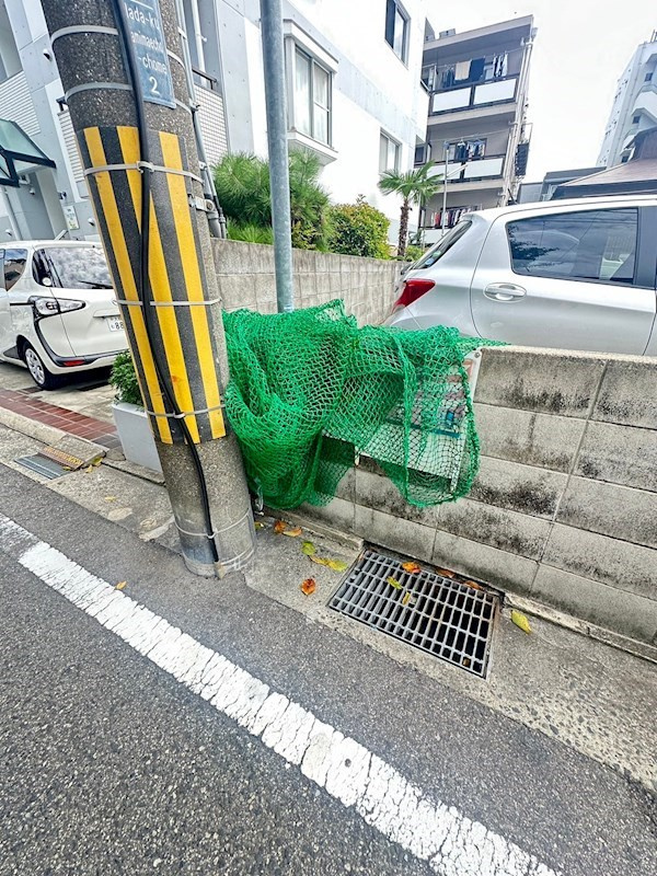白い小さなマンション六甲の外観