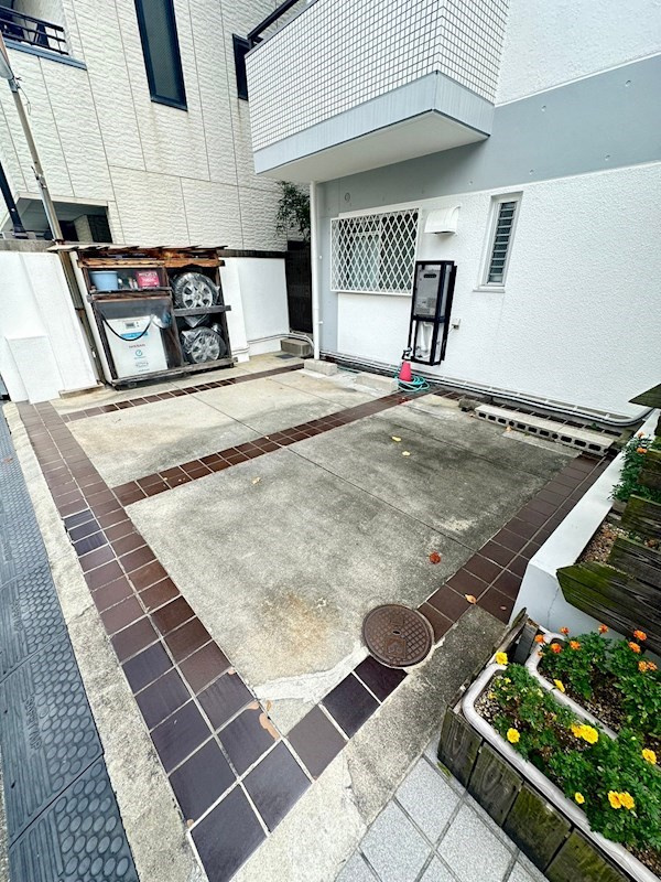 白い小さなマンション六甲の外観