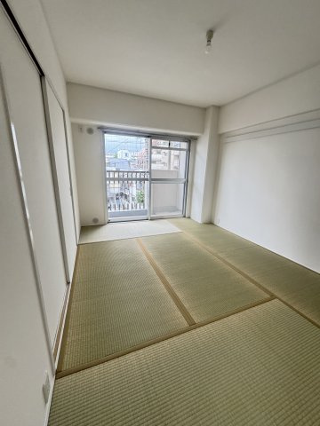 メゾンドール湊川の和室