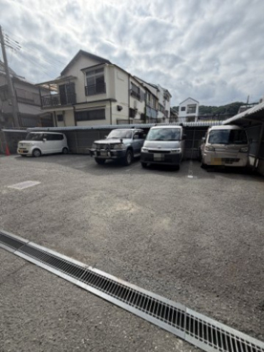 メゾンドール湊川の駐車場
