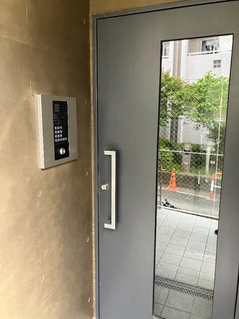 コスモリード渋谷神宮前のエントランス
