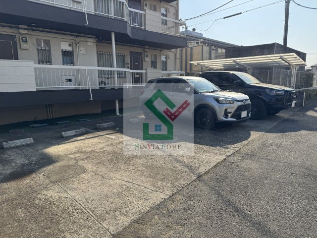 氷川台コートの駐車場