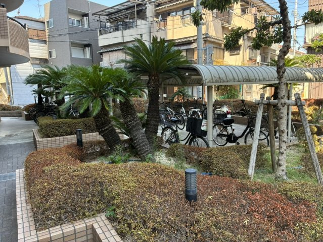 アンビエント住吉公園の庭|敷地内には植栽が豊富に