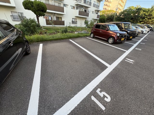 松が丘住宅16号棟の駐車場