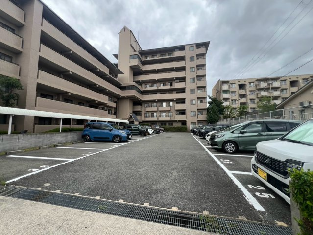 メゾン名谷の駐車場