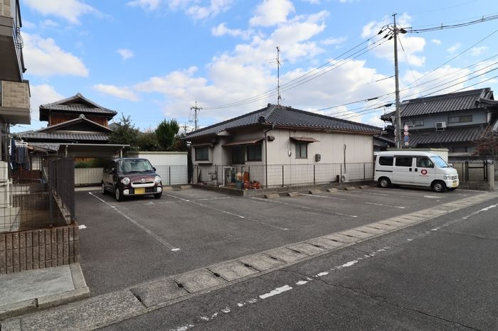 ウィルモア辰巳の駐車場
