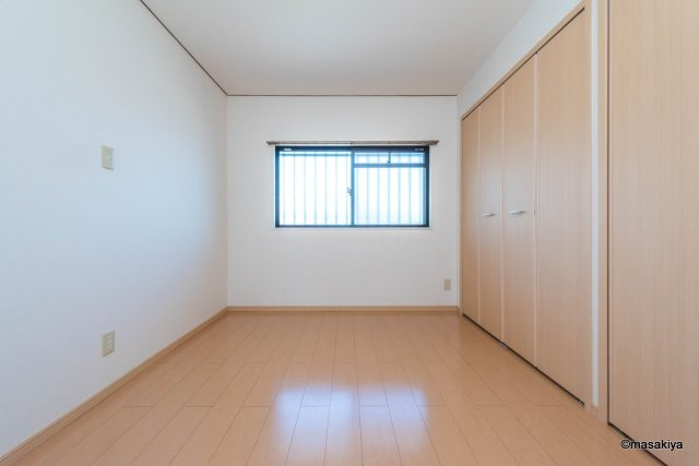 レジデンス西和田の洋室