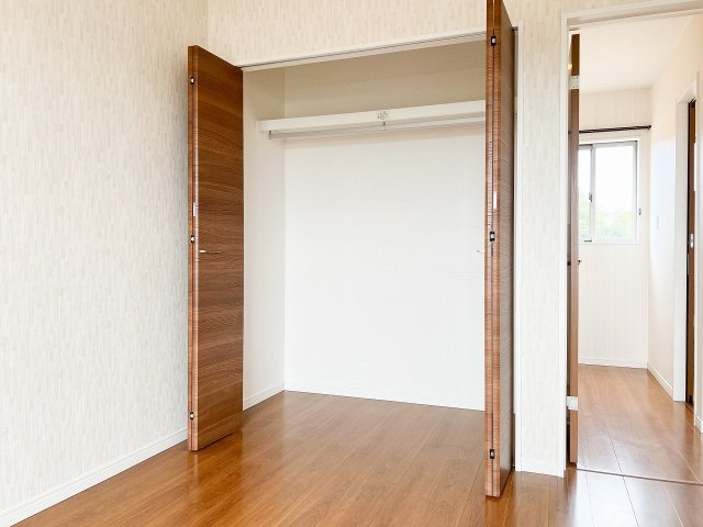 結城市山川新宿の子供部屋|南西側洋室にはクローゼットを設置。衣類をまとめて収納でき、居室を広くすっきり使えます。