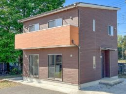 結城市山川新宿の外観|ブラウンを基調とした落ち着きのある外観。バルコニー部分の色を切り替え、温かみのある表情に仕上げています。