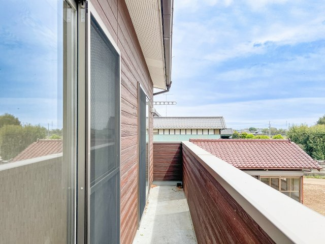 結城市山川新宿のバルコニー|複数のお部屋から出入りできる横幅のあるバルコニー。洗濯物や布団をまとめて干す際にも便利です。