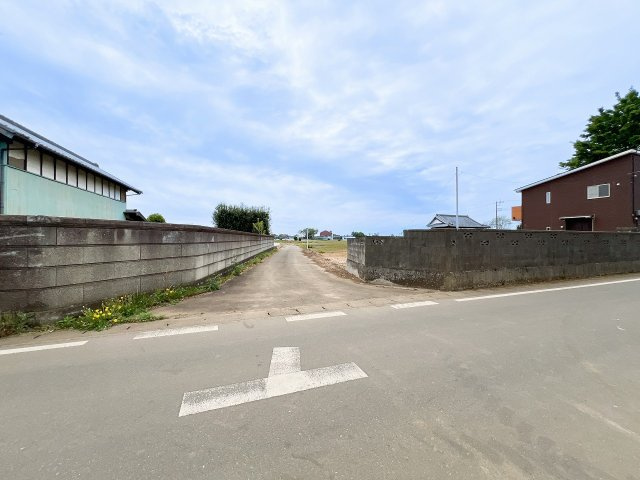 結城市山川新宿の前面道路含む現地写真|周辺には田畑が広がる、落ち着いた住環境。前面道路から敷地へ入る進入路の様子です。