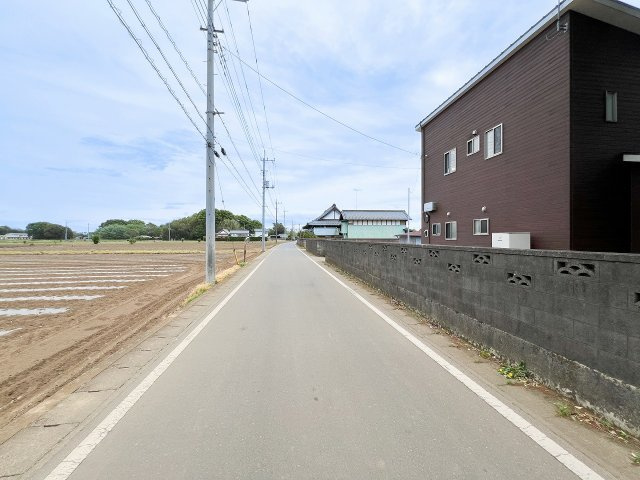 結城市山川新宿の前面道路含む現地写真|北側前面道路を西側から撮影。見通しのよい直線道路で、周囲の開放的な景色も確認できます。