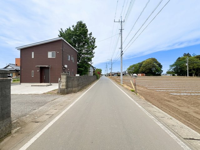 結城市山川新宿の前面道路含む現地写真|北側前面道路を東側から撮影。交通量が比較的落ち着いて見える、のどかな住宅地に位置しています。