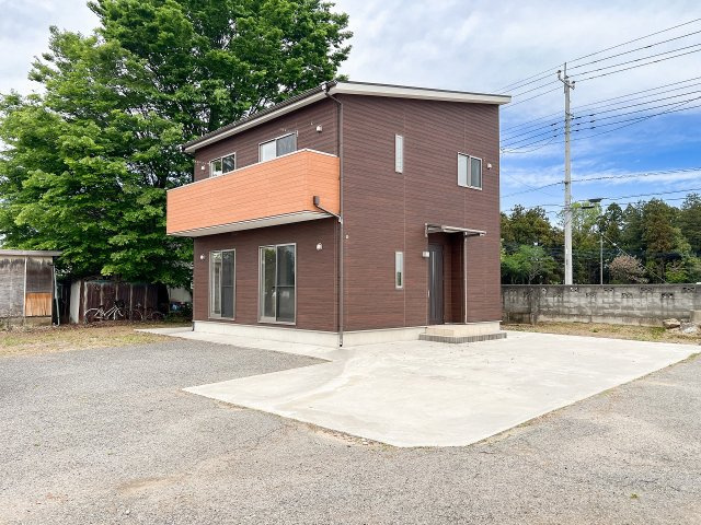 結城市山川新宿の駐車場|建物前にゆとりのある駐車スペースを確保。コンクリート部分と砂利敷き部分があり、車の出し入れもしやすい配置です。
