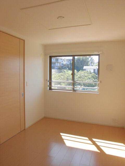 町田市三輪町のアパートの洋室