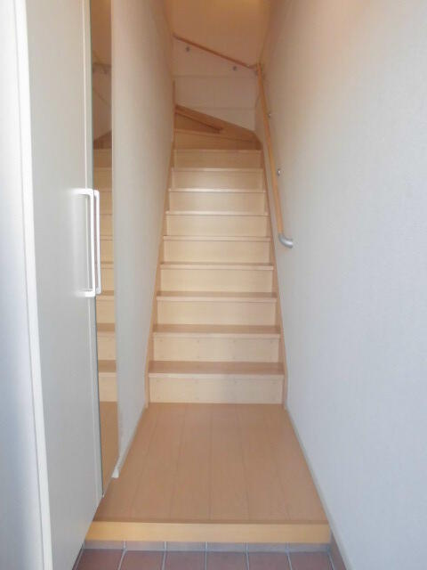町田市三輪町のアパートの玄関