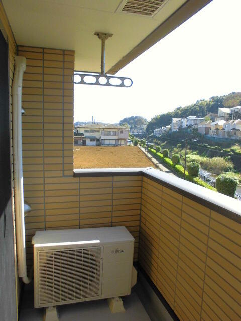 町田市三輪町のアパートのバルコニー