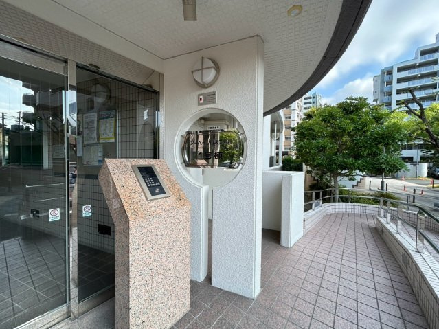 アーベインルネス別府１号棟のエントランス