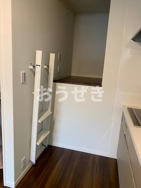 ヴィラ・ユングフラウのキッチン|ロフト入口