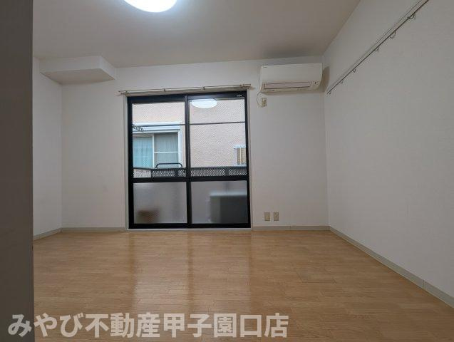 サニーテラス甲子園一番町の居間・リビング