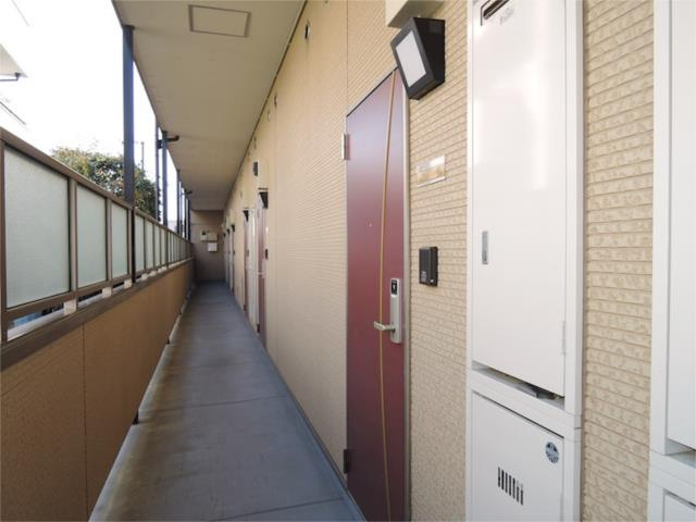 川崎市多摩区菅稲田堤２丁目のアパートのエントランス