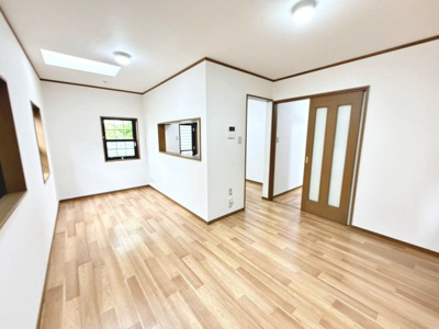 【居間・リビング】 | 池尻町　中古一戸建 | 本日内覧可能！令和８年９月リフォーム済！綺麗なお住まいで新生活始めませんか♪資料請求だけでもお気軽にお問い合わせください！