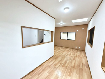 【居間・リビング】 | 池尻町　中古一戸建 | ＬＤＫ約１３．５帖！ゆとりあるリビングに家族の時間も増えますね♪３面採光の明るいリビングに気持も明るくなりますね！