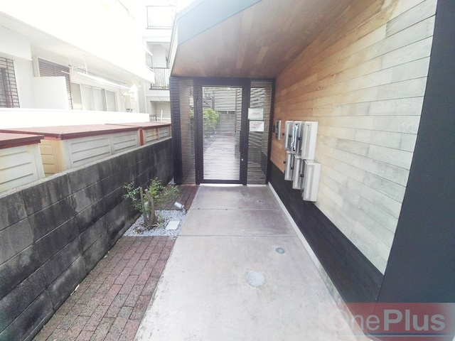 神戸市灘区八幡町２丁目のアパートのエントランス